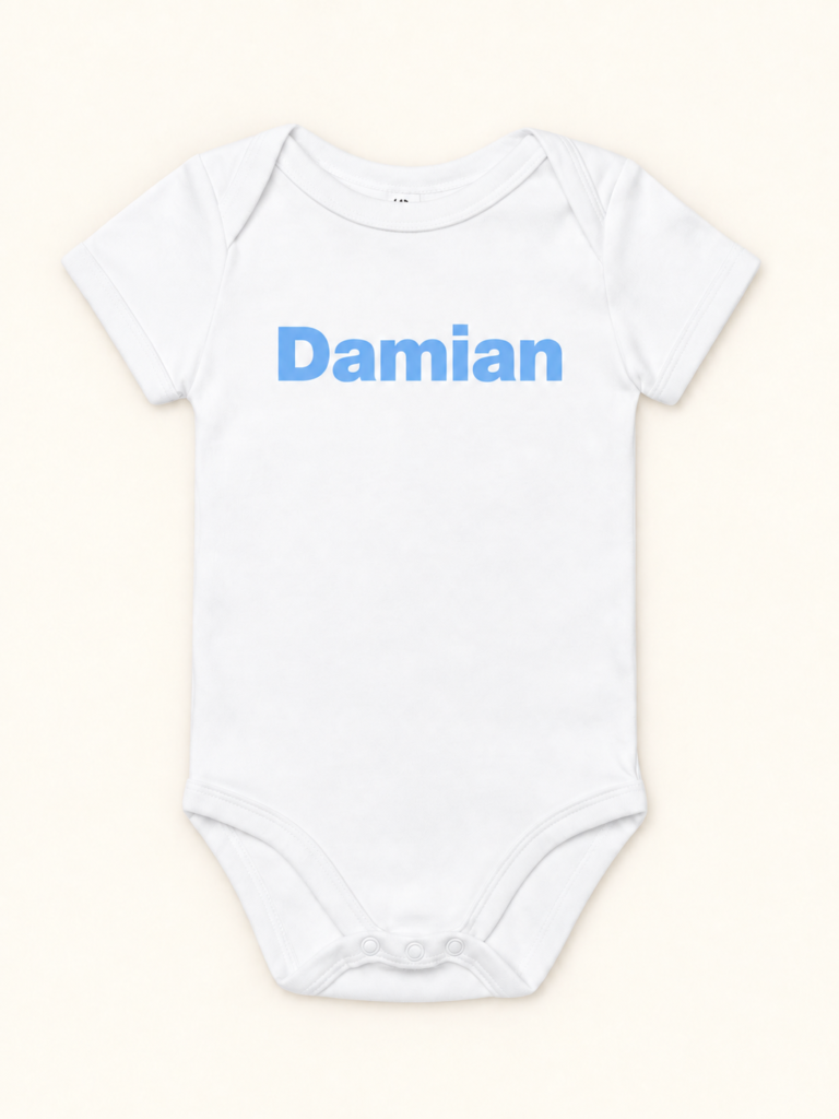 Voorbeeld van een witte romper met korte mouwen en Damian in babyblauwe flexopdruk