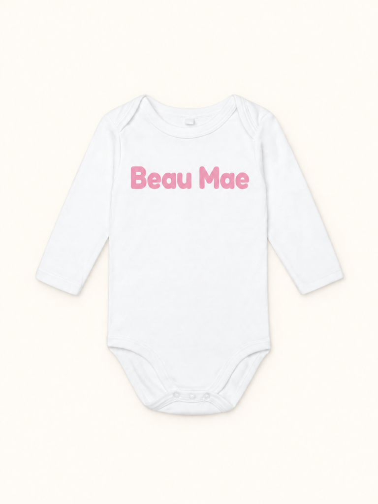 Voorbeeld van een witte romper met lange mouwen en Beau Mae in babyroze flexopdruk
